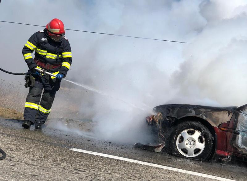 Un autoturism a luat FOC în Constanța, în zona Tomis Plus
