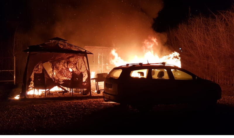 (Foto) Incendiu puternic la o gospodărie din județul Tulcea. Un bărbat a fost rănit