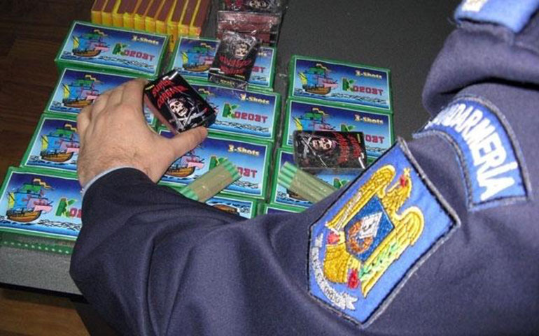 Trei tineri din Agigea, prinși de polițiști în timp ce vindeau articole pirotehnice