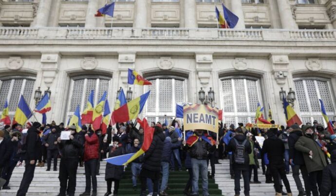 Protestatarii împotriva legii certificatului verde au forţat intrarea în Parlament