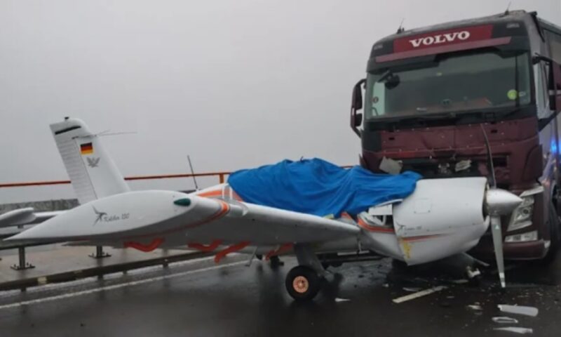 Un TIR condus de un român a lovit un avion pe autostradă în Germania: „Asta n-am văzut niciodată în viața mea”