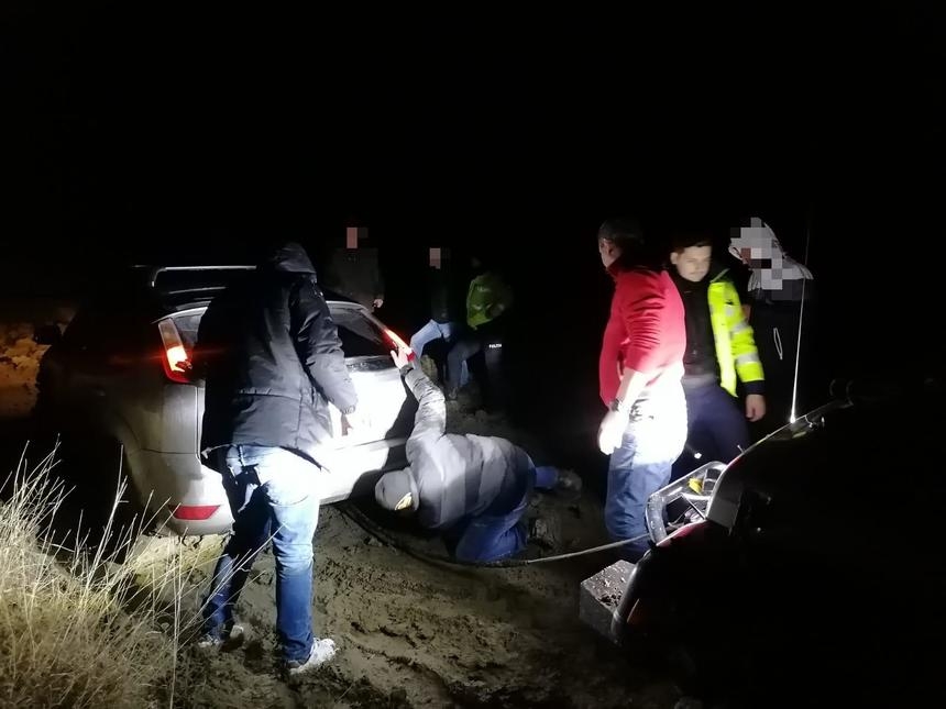 O gravidă s-a rătăcit cu maşina şi a rămas blocată pe câmp, după ce a urmat indicaţiile GPS-ului