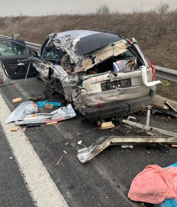 Accident grav pe autostradă: Un TIR a intrat într-o mașină parcată pe banda de urgență. Trei persoane au fost rănite, una fiind preluată de elicopterul SMURD