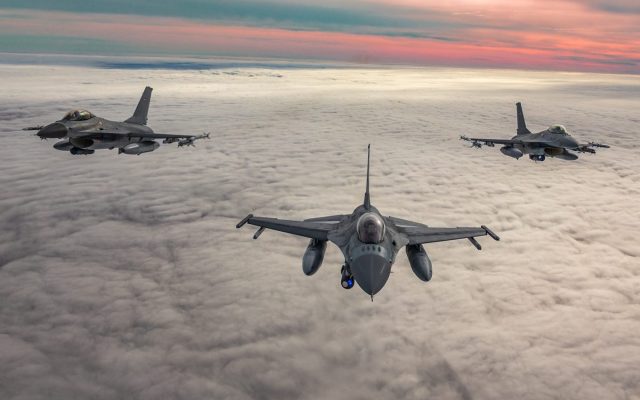 NATO trimite nave și avioane de luptă în Europa de Est