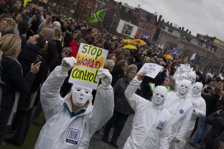 (VIDEO) Proteste MASIVE în Amsterdam în urma restricțiilor anti-pandemie