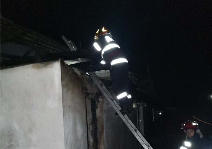 O femeie a ars de vie, după ce casa i-a fost cuprinsă de flăcări, în Ostrov