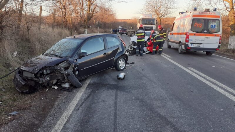 Impact între 3 autoturisme, în județul Tulcea. Două femei au ajuns la spital