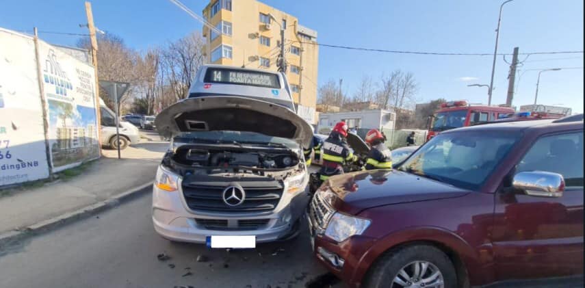 Accident între un microbuz și două mașini pe bulevardul Mamaia. Două persoane, RĂNITE