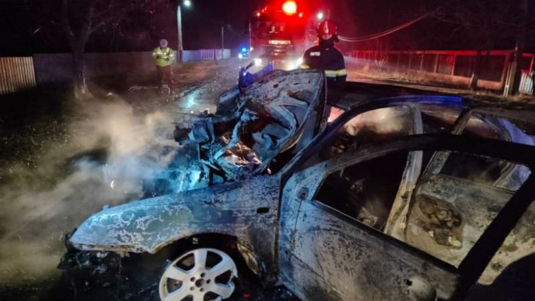 O tânără de 21 de ani, SALVATĂ în ultima clipă dintr-o mașină în flăcări