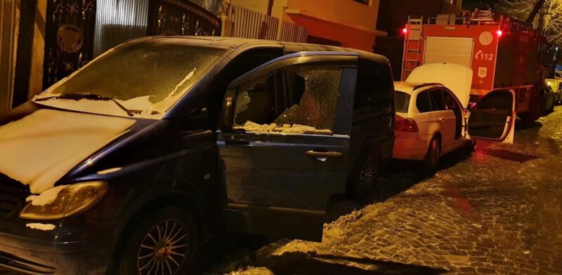 Focul ar fi fost pus intenţionat: O mașină a luat foc și alta a fost avariată pe o stradă din Tulcea