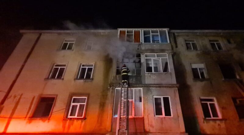 FOTO/VIDEO Locatarii unui bloc din Medgidia evacuați în urma izbucnirii unui incendiu