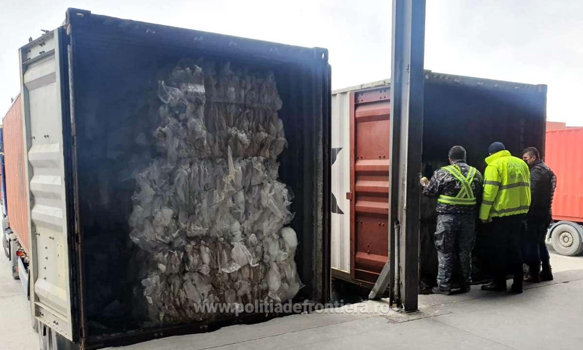 38 de tone de deşeuri plastice aduse din Marea Britanie, descoperite în Portul Constanța