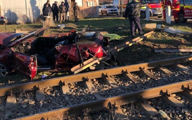 Două persoane au MURIT după ce maşina lor a fost lovită de TREN