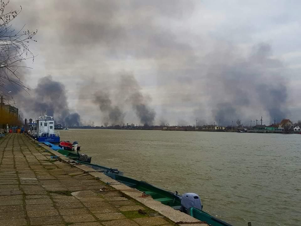 (Video) Ne arde Delta: Incendii în mai multe zone din Sulina, aproape de zona caselor