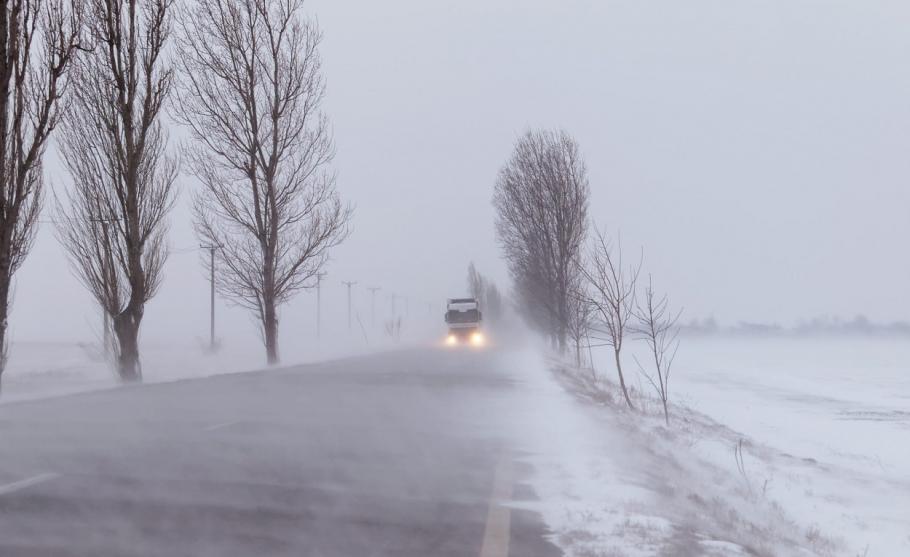 Ninsori viscolite, vânt cu rafale de până la 120 km/oră și polei. Care sunt judeţele afectate