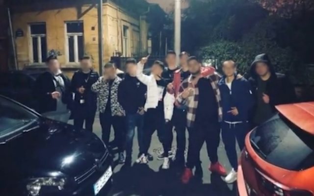 Ei sunt tinerii care au vandalizat o vilă, de Revelion. S-au fotografiat în fața clădirii, înarmați cu o macetă