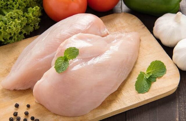 S-a vândut și la Constanța: Pui cu Salmonella, retras de la vânzare de un mare lanț de hypermarketuri