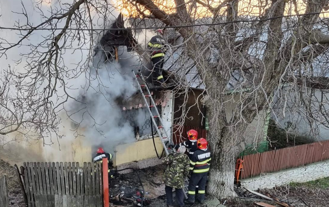 Incendiu la un magazin din județul Tulcea: Pompierii au acționat trei ore 