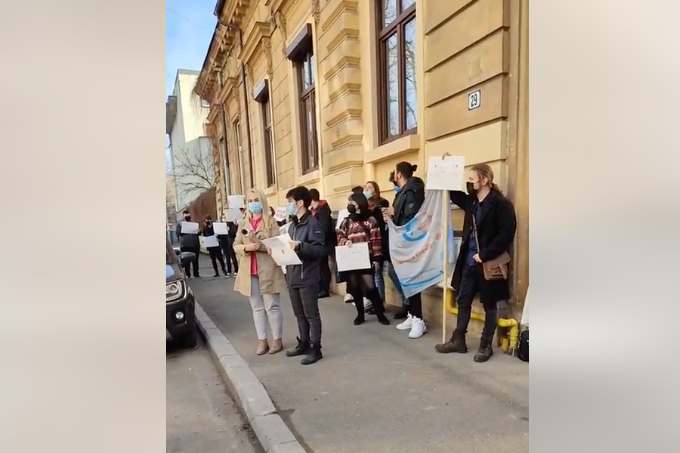 PROTEST al ELEVILOR în fața Ministerului Educației, după modificarea criteriilor de acordare a BURSELOR ȘCOLARE
