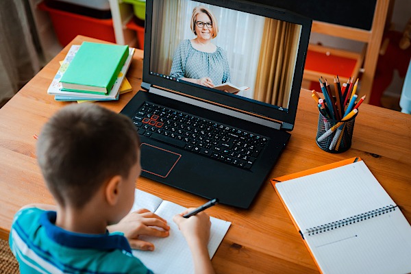 Elevii din mai multe unități de învățământ vor face școala ONLINE, după ce municipiul Constanța a depășit pragul de 3 la mie