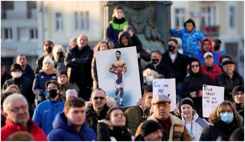 Slujbă religioasă în fața hotelului unde este cazat Djokovic