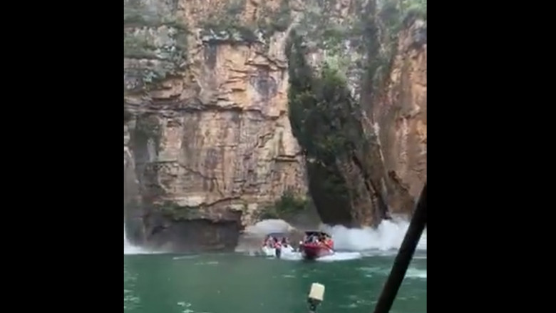 (Video) Momentul în care o stâncă se prăbușește peste un grup de turiști: 7 morți și 30 de persoane dispărute