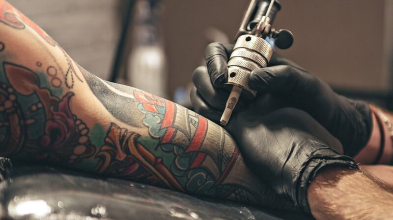 Cerneala colorată folosită la tatuaje, periculoasă. UE interzice 4.000 de substanțe