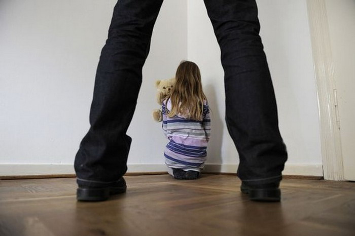 PEDOFILII pot sta liniștiți! Ministerul Justiției a avizat negativ proiectul de lege care încadrează ca viol orice act sexual al unui adult cu un copil mai mic de 16 ani