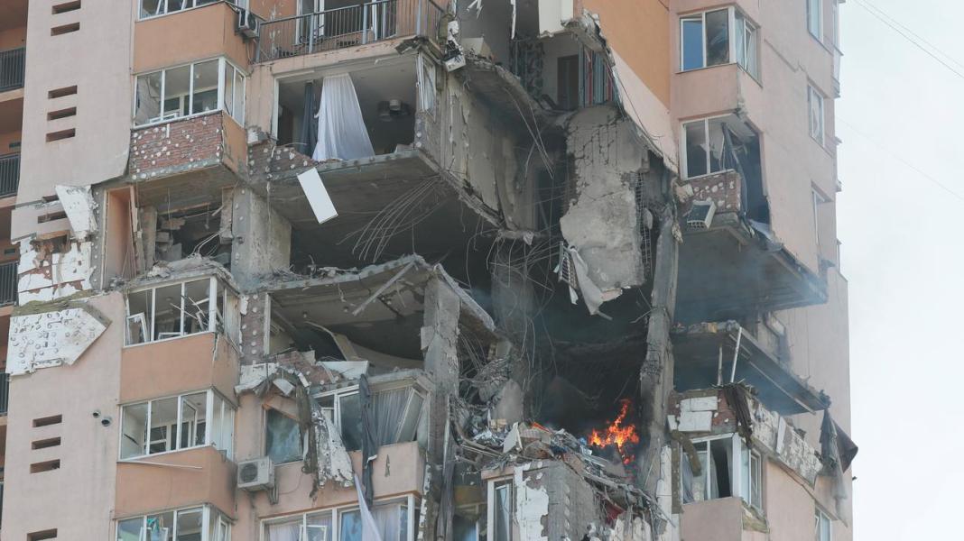 (VIDEO) Atrocitățile războiului declanșat de Rusia: O rachetă a lovit un bloc de 20 de etaje din Kiev