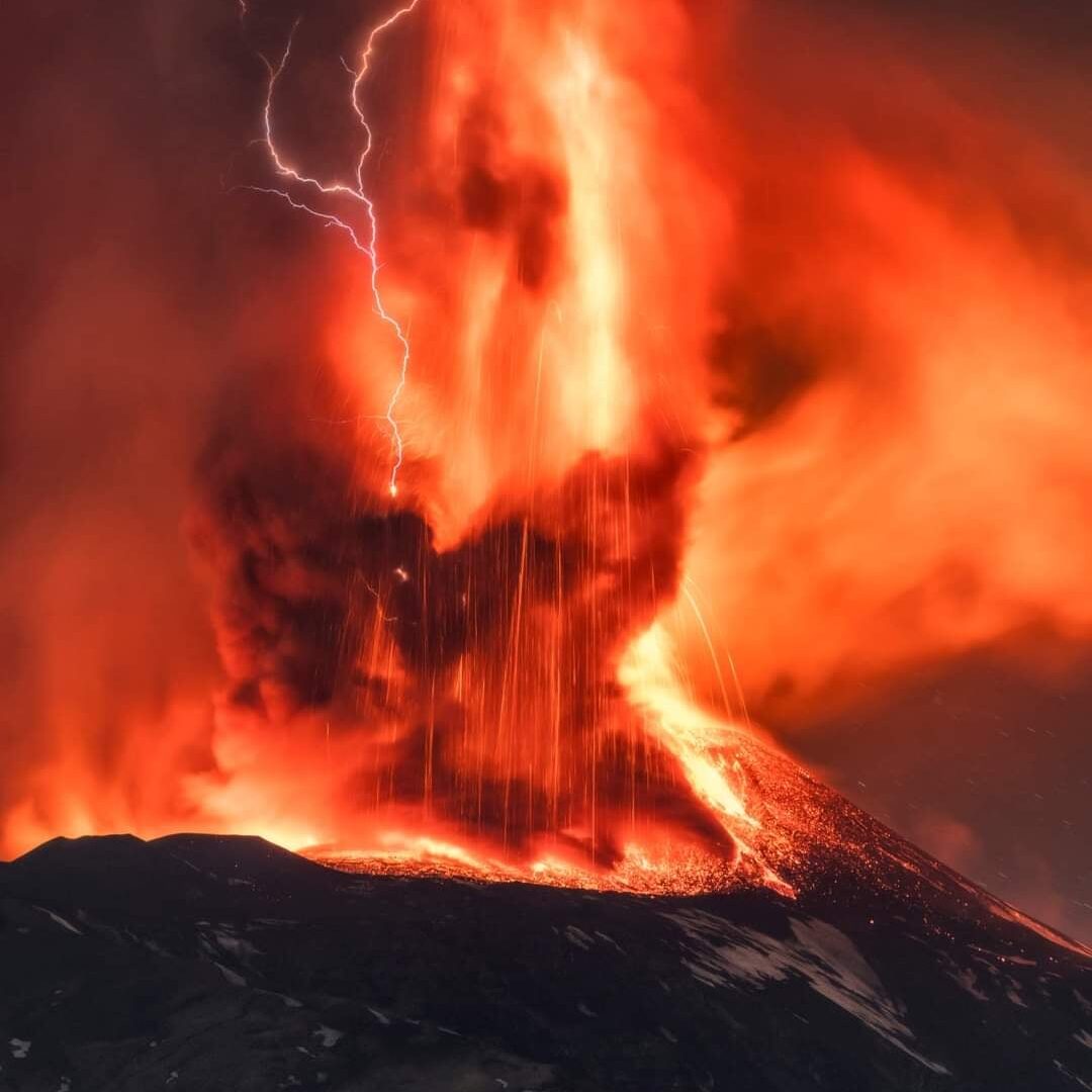 (Foto) Vulcanul Etna, de pe insula italiană Sicilia, a erupt din nou