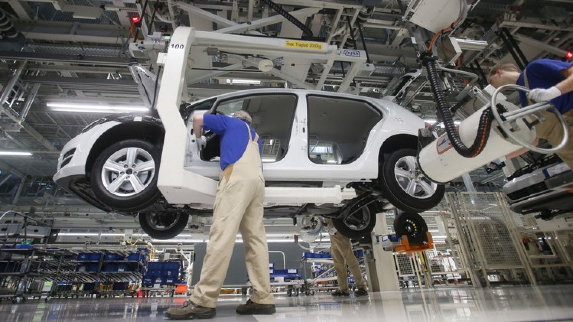 Piața auto afectată grav: Volkswagen, Renault şi Nokian Tyre vor opri temporar sau vor muta producţia în urma conflictului din Ucraina