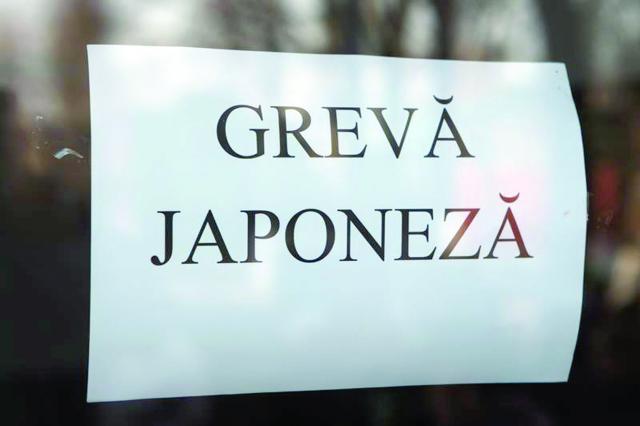 ALERTĂ! Angajații din administrația publică întră în grevă japoneză, după ce le-au fost înghețate salariile