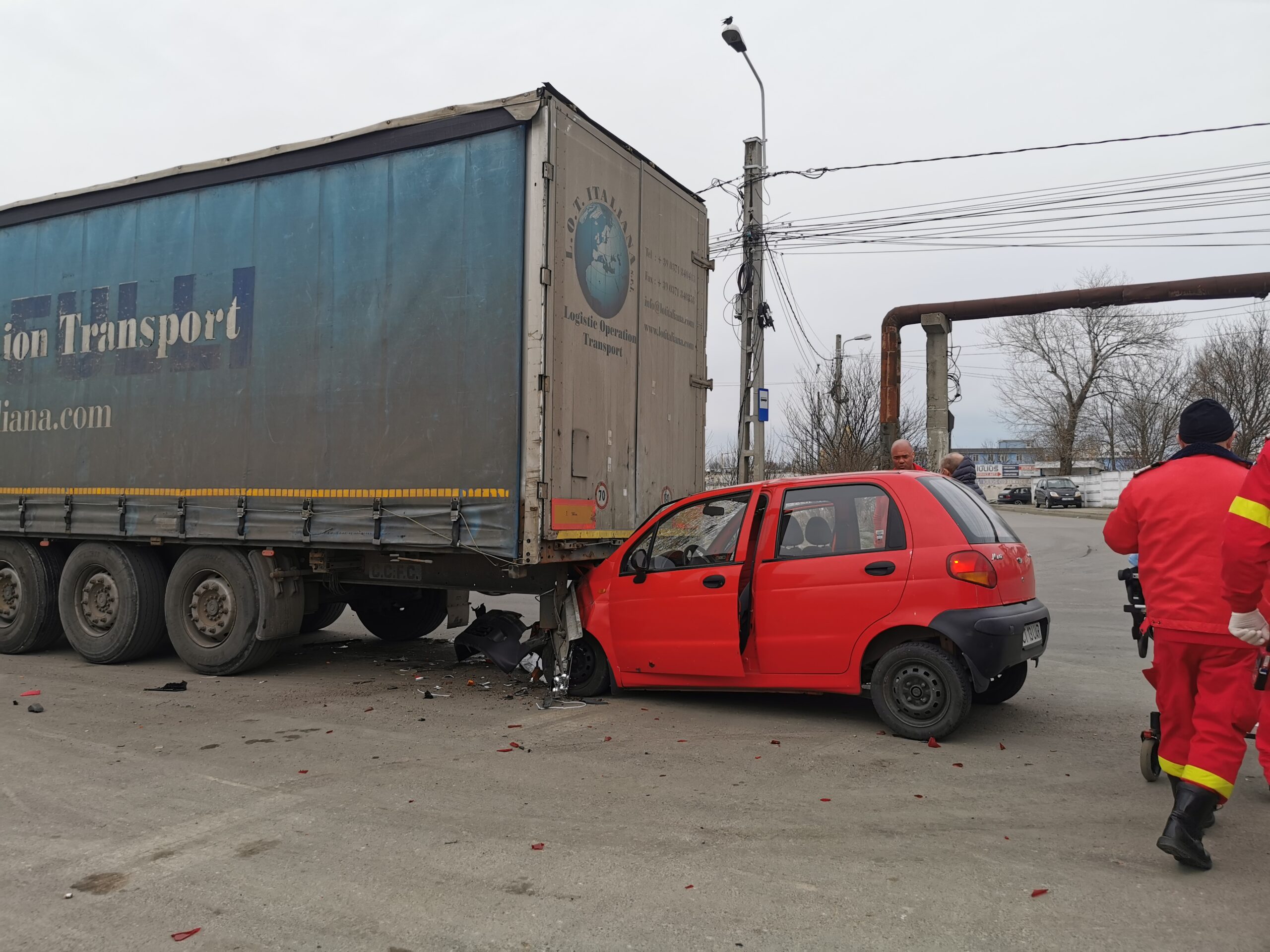 ( Foto) Un Matiz a intrat într-un tir pe strada Nicolae Filimon din Constanța