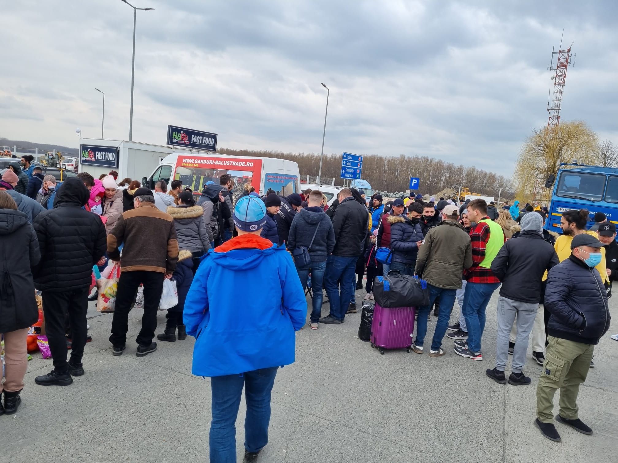 (Foto) Ajutor pentru ucrainienii care fug din calea războiului. Coloane de mașini așteaptă la Isaccea preluarea și cazarea refugiaților