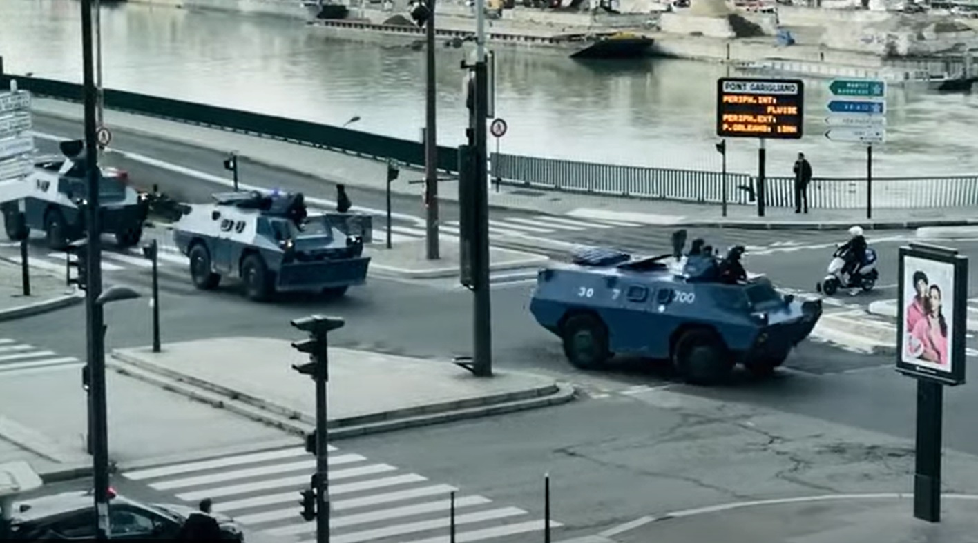 (VIDEO) Paris: Poliția întâmpină protestatarii cu BLINDATE, BULDOZERE și TUNURI CU APĂ