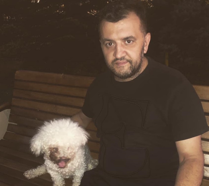 Fondatorul Anonymous România a fost găsit mort în casă