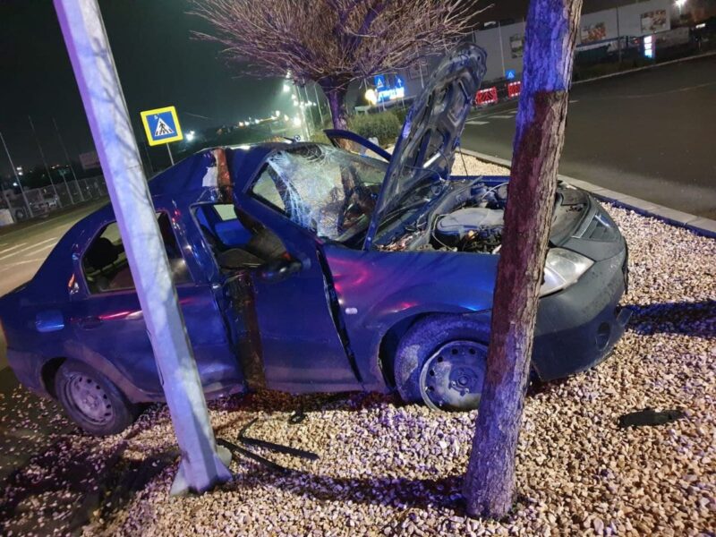 O mașină a intrat într-un stâlp în parcarea Auchan. O persoană, RĂNITĂ