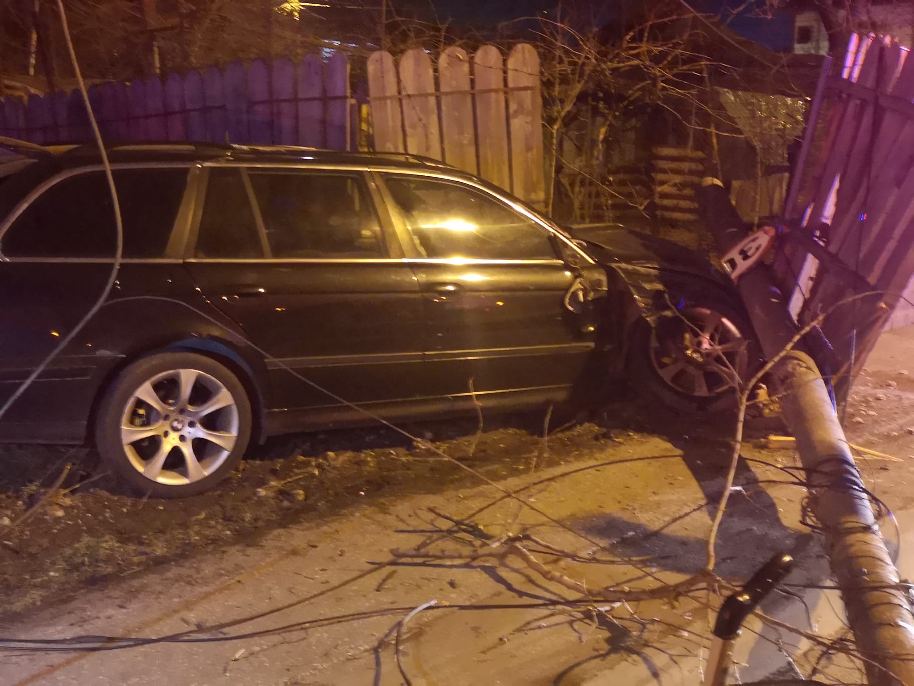 (Foto) Accident în zona CET. O mașină a rupt un stâlp și a intrat într-o curte