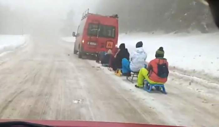 (Video) Șase sănii cu copii, trase de un microbuz pe un drum acoperit de zăpadă: ,,Nu sunt sănătoși la cap"