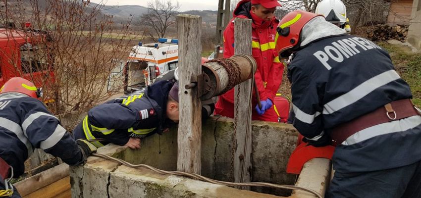 Pompierii în alertă! O persoană a CĂZUT într-o fântână în localitatea Saraiu