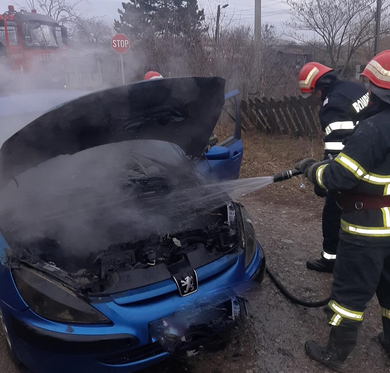 O mașină a luat foc pe o stradă din Babadag