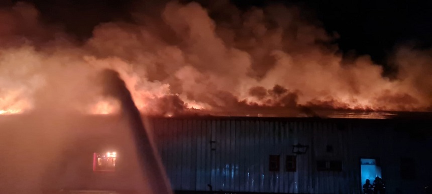 Incendiu puternic la o fabrică de mezeluri. Sunt mai multe victime, doi pompieri sunt răniți