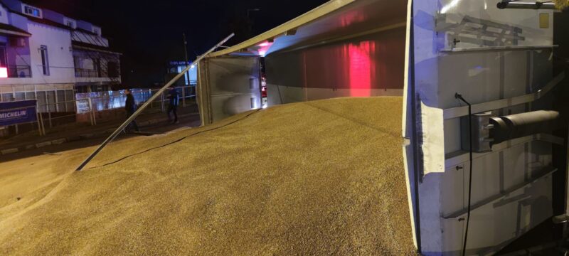 Un camion încărcat cu grâu s-a răsturnat la ieșire din Ovidiu