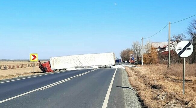 Un tir încărcat cu AZOTAT DE AMONIU s-a răsturnat. Traficul pe DN 2A este BLOCAT