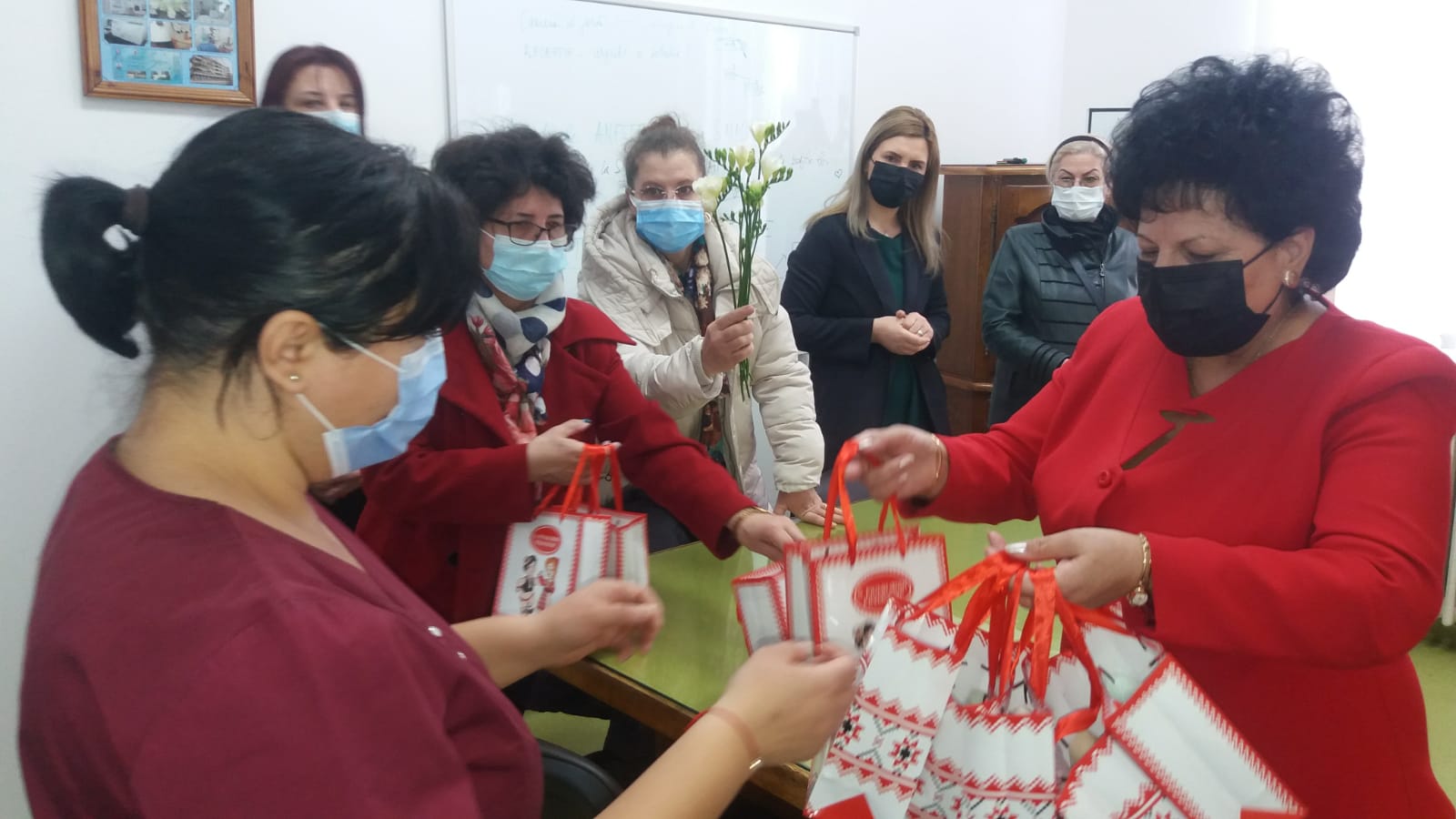 Femeile social democrate constănțene oferă mărțișoare și flori personalului medical din 5 unități spitalicești din județ