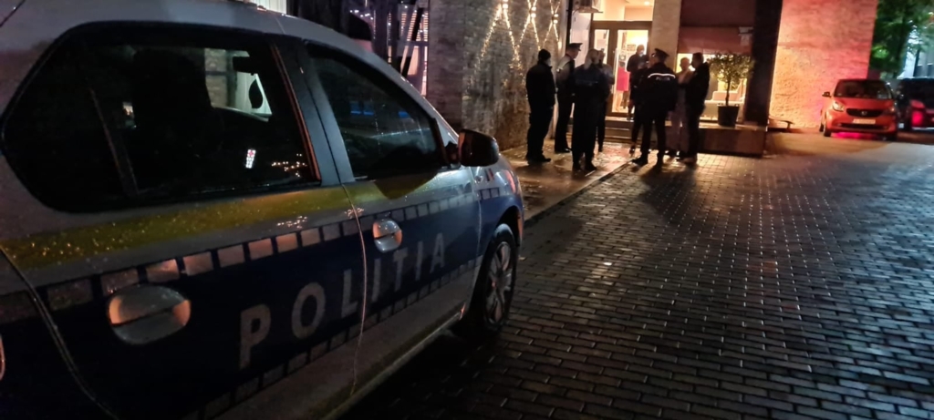 Crimă la marginea Capitalei: Un băiat a sunat la 112 să anunțe că tatăl i-a înjunghiat mama și bunica