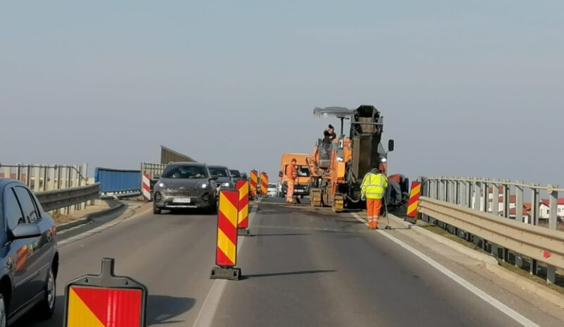 Se repară denivelările din zona pasajului peste A4, spre Cumpăna