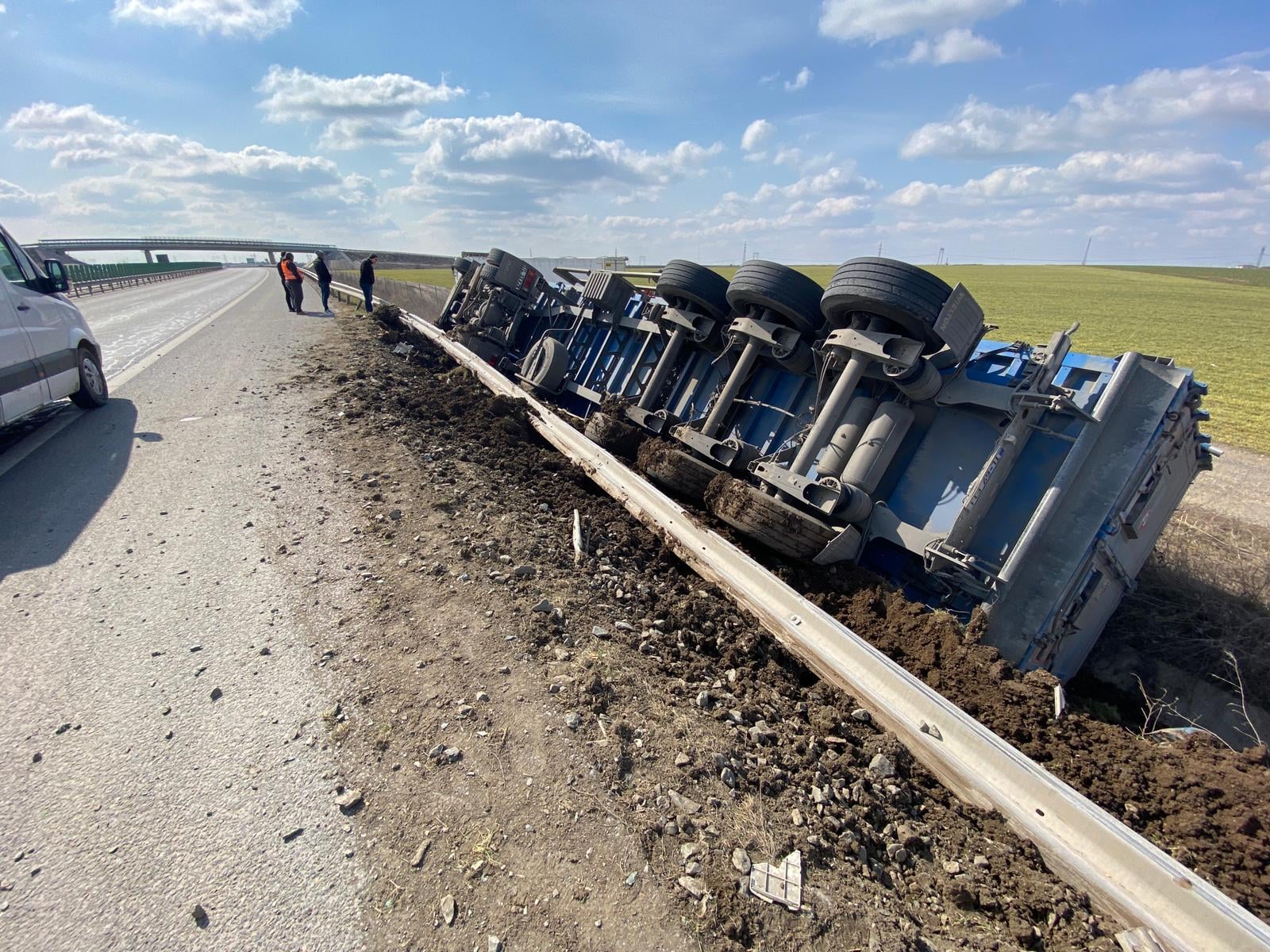 Un TIR s-a răsturnat pe A4, pe sensul de mers Ovidiu - Constanţa