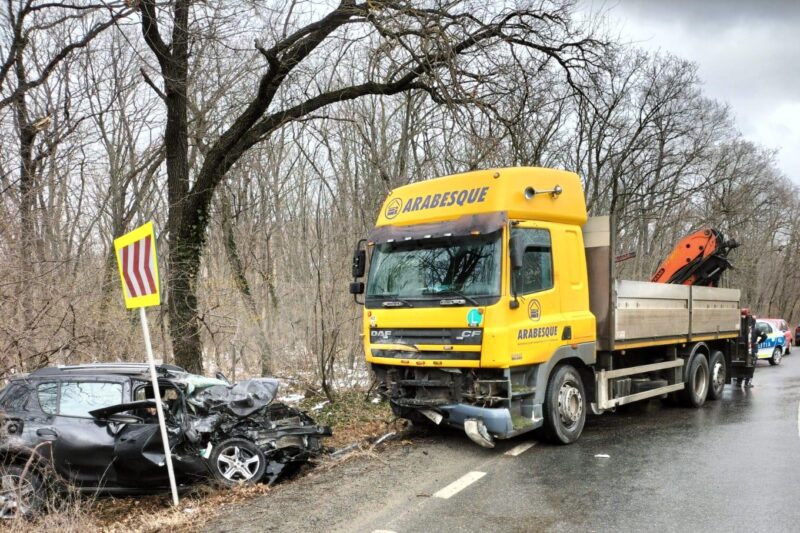 Accident MORTAL pe DN22: O mașină a intrat într-un autocamion, în apropiere de Isaccea