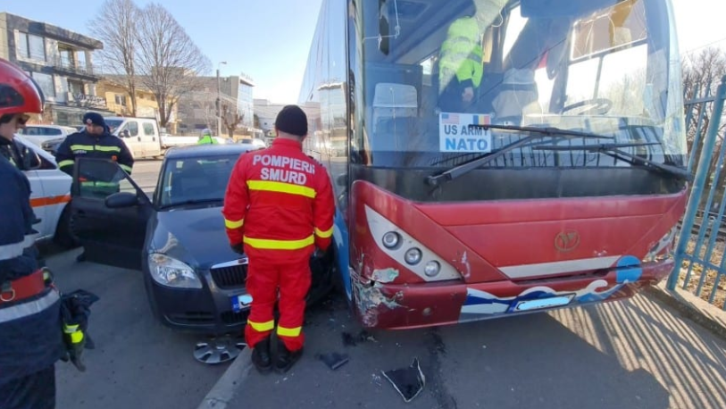 Un autocar cu sigla USA Army a lovit două mașini parcate, după ce a intrat pe contrasens